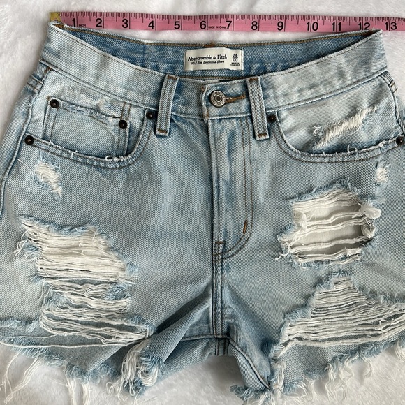 Abercrombie A&F Women’s Mid Rise Curve Love Boyfriend Cut Off Thrashed Shorts 00 - Picture 7 of 9